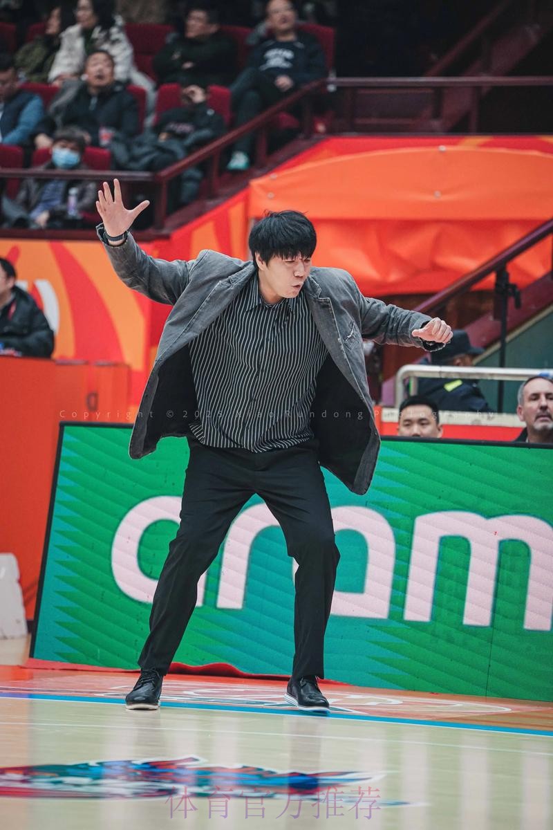 山东男篮分享邱彪采访片段:感谢球员的坚守,胜利属于每一个人 山东男篮分享邱彪采访片段:感谢球员的坚守,胜利属于每一个人